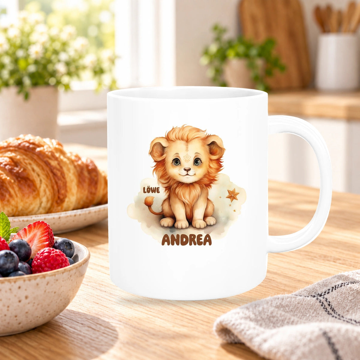 MUCKKI-PRO:b2dd34661d7379b9484a768bc61431aa76884bfe3c833033f9ae5a300503b41a:Tasse Sternzeichen Kinder Löwe 1 Wunschname Keramik Kinderbecher personalisiert versch. Farben