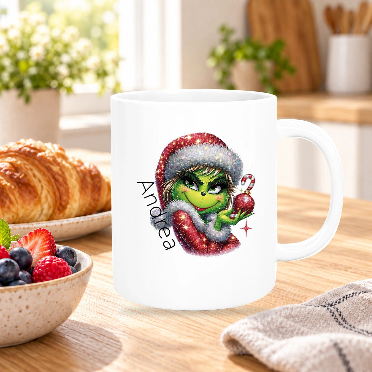MUCKKI-PRO:4a0dc1a71e435453e1be2d4491d6bea5f6f71bca4a79632304407c9e157e95d9:Tasse Wunschname Weihnachten Lady-Grinch 3 Keramik Kinderbecher versch. Farben