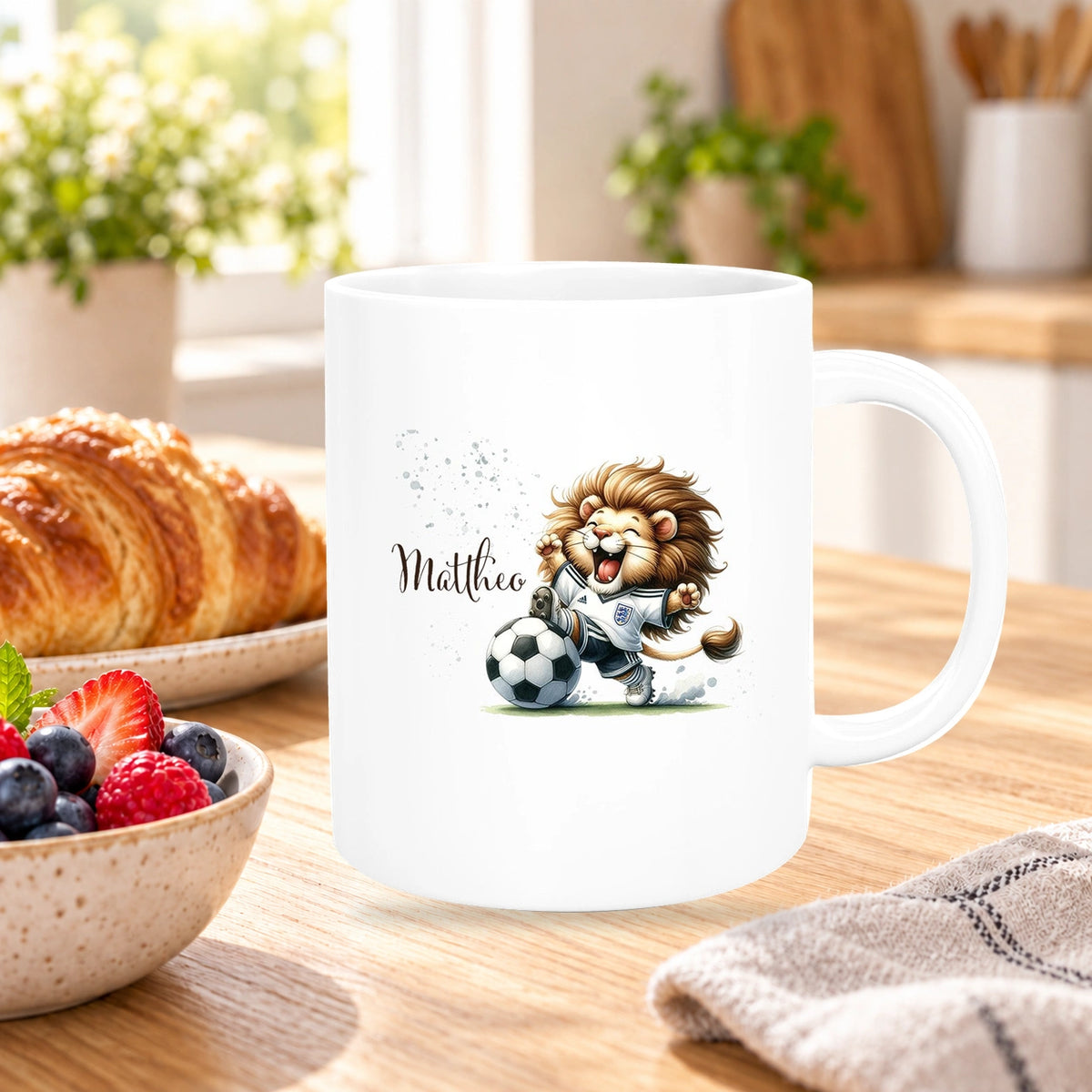MUCKKI-PRO:78416784d4ba6902e282af6578aec7318f916b94fdf4aaebf711734e6e15dd2a:Tasse Fußball 9 Wunschname Keramik Kinderbecher personalisiert versch. Farben