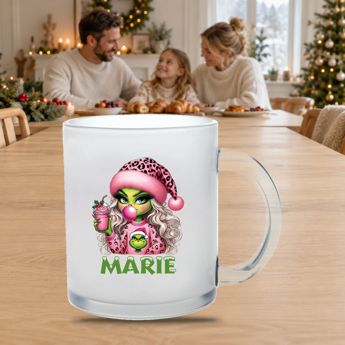 MUCKKI-PRO:4028b8e34a19e59f37154671c46ad781a7f0806b5e4b89357565a4429622c018:Milchglastasse Wunschname Weihnachten Lady-Grinch 5 Glas Kinderbecher