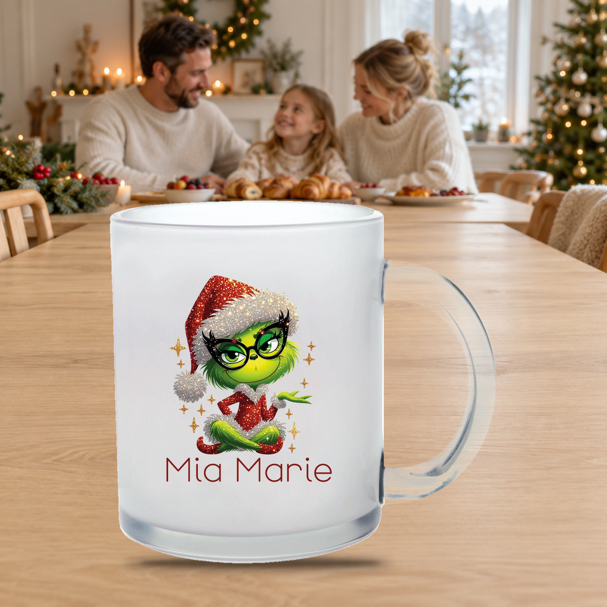 MUCKKI-PRO:4ec30cfbc3b4590e0f074d57c0f1be6d2e593b897bbe7dd8cdd9ebc6833ec97c:Milchglastasse Wunschname Weihnachten Lady-Grinch 4 Glas Kinderbecher
