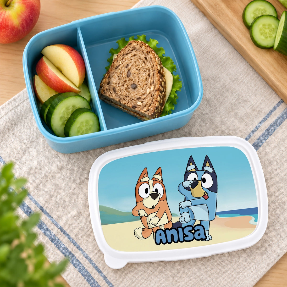 MUCKKI-PRO:f93bd9ec8c6a373b21c376bf90e62cb4016c83cc9acff147edc26d98ef0b82a8:Brotdose mit Namen Bluey 03 – Personalisierte Lunchbox für Schule & Kindergarten versch. Farben