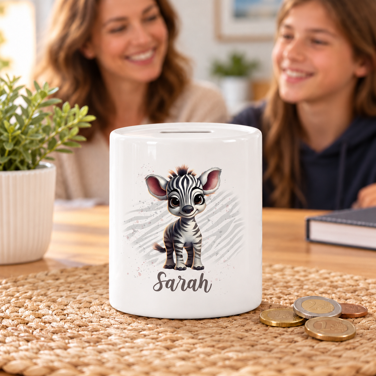 MUCKKI-PRO:6eeca21bf848cd9526b9ec8e2aa6036d41e09432d726670fb2319a1864f3fbb7:Spardose mit Wunschname Zebra 1 personalisiert