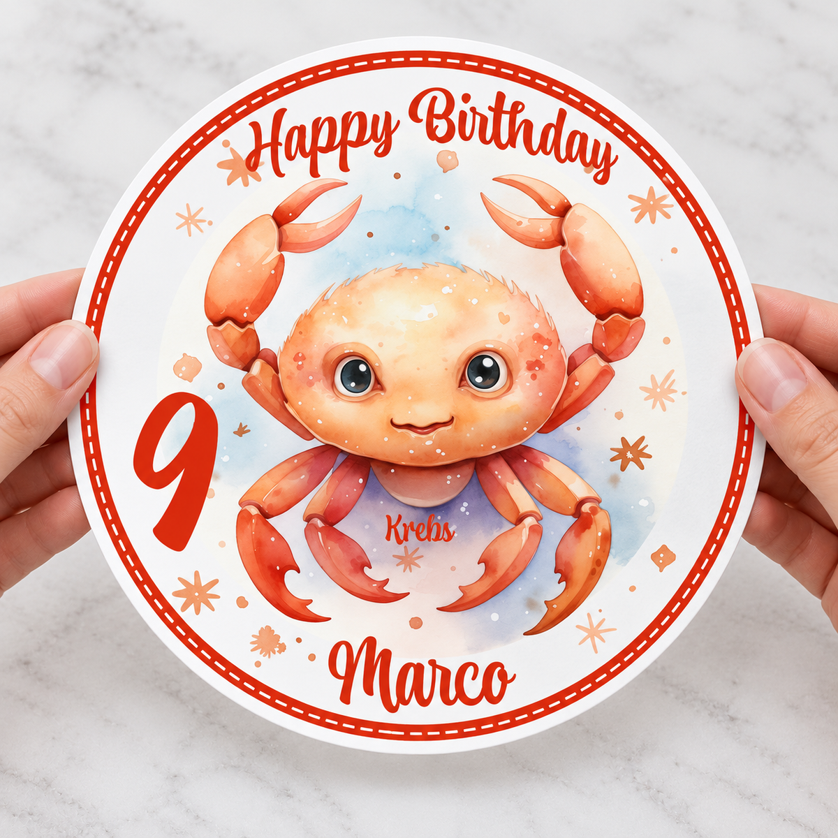 MUCKKI-PRO:1cc6067c684f406b279b23d24860a8bcb84d7ae86ba6b0d4ec86365a67554d69:Tortenaufleger Geburtstag Sternzeichen Krebs 1 Name & Zahl (20cm) Fondant Papier