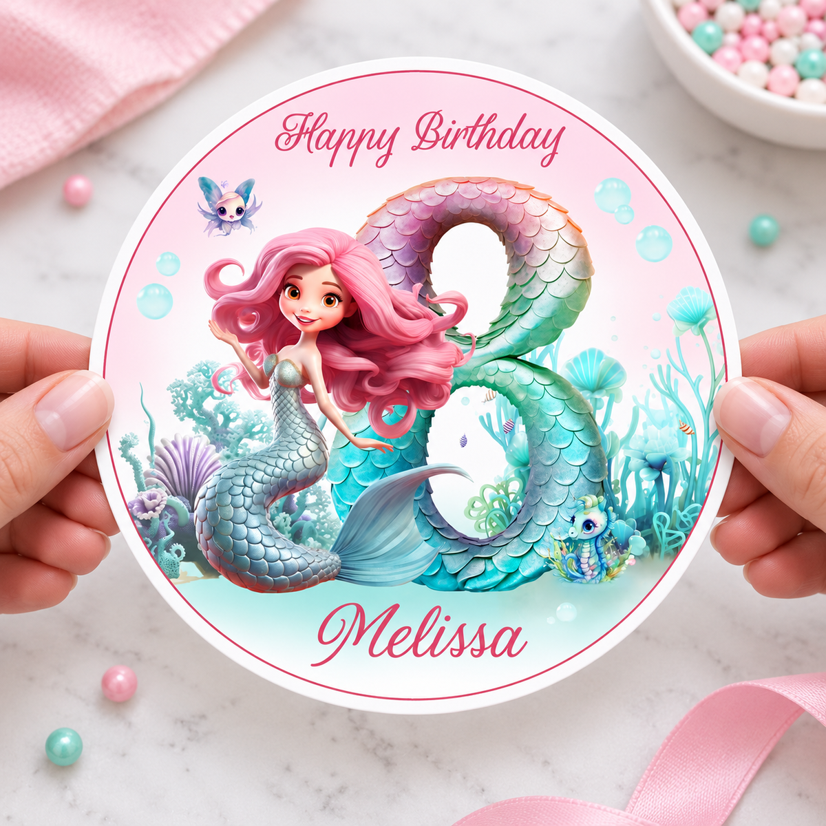 MUCKKI-PRO:20adc2ad93bbda3e7105af4d3c8367f6585d6be2f2b09d22fc916b8a454cbf4c:Tortenaufleger Geburtstag Mermaid Meerjungfrau 3 Name & Zahl (20cm) Fondant Papier