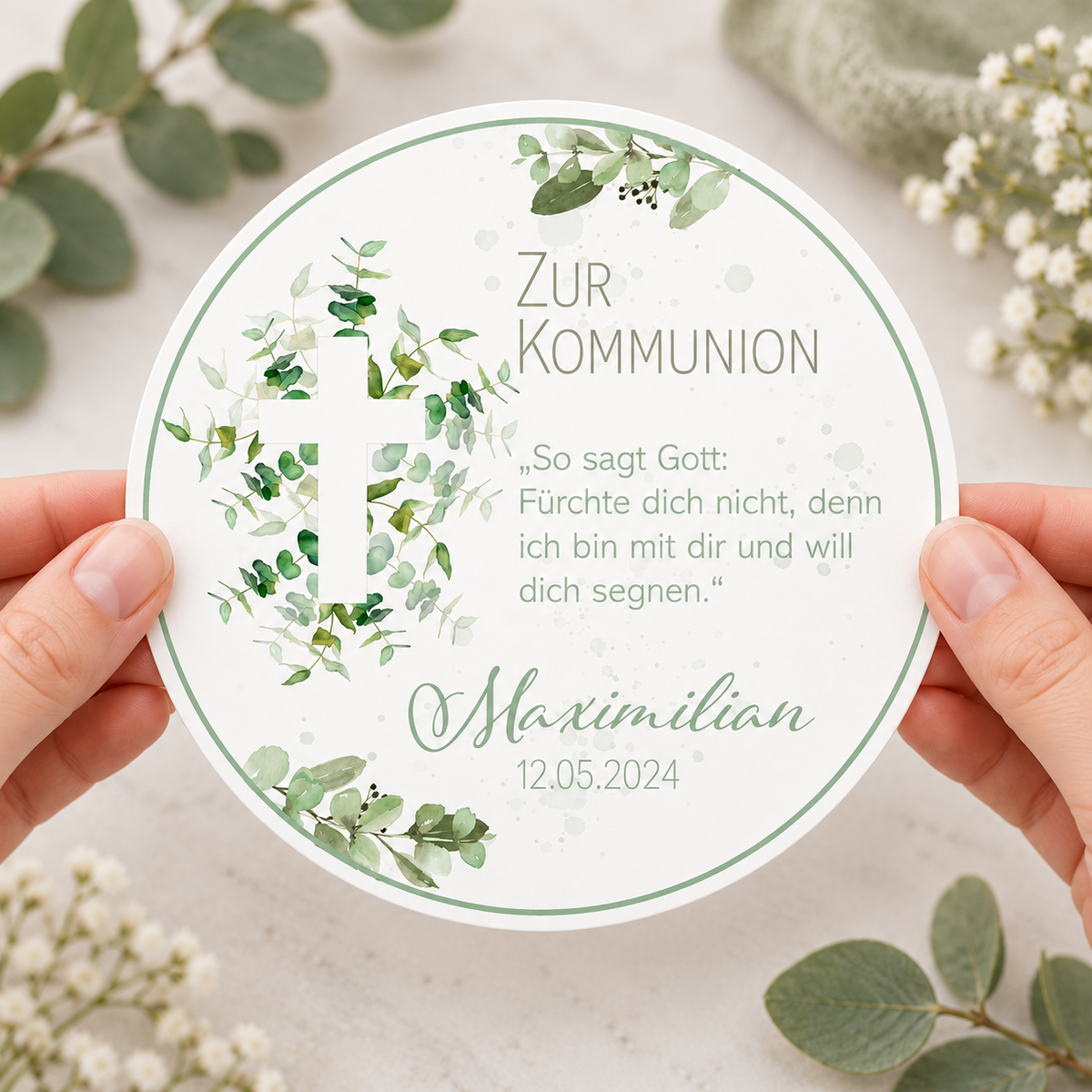 MUCKKI-PRO:dfa331db04a2ee8ec5b346e9eab194b66710a57ca02e0f867afee057d50b29df:Tortenaufleger Kommunion Kreuz 1 Name & Datum (20cm)