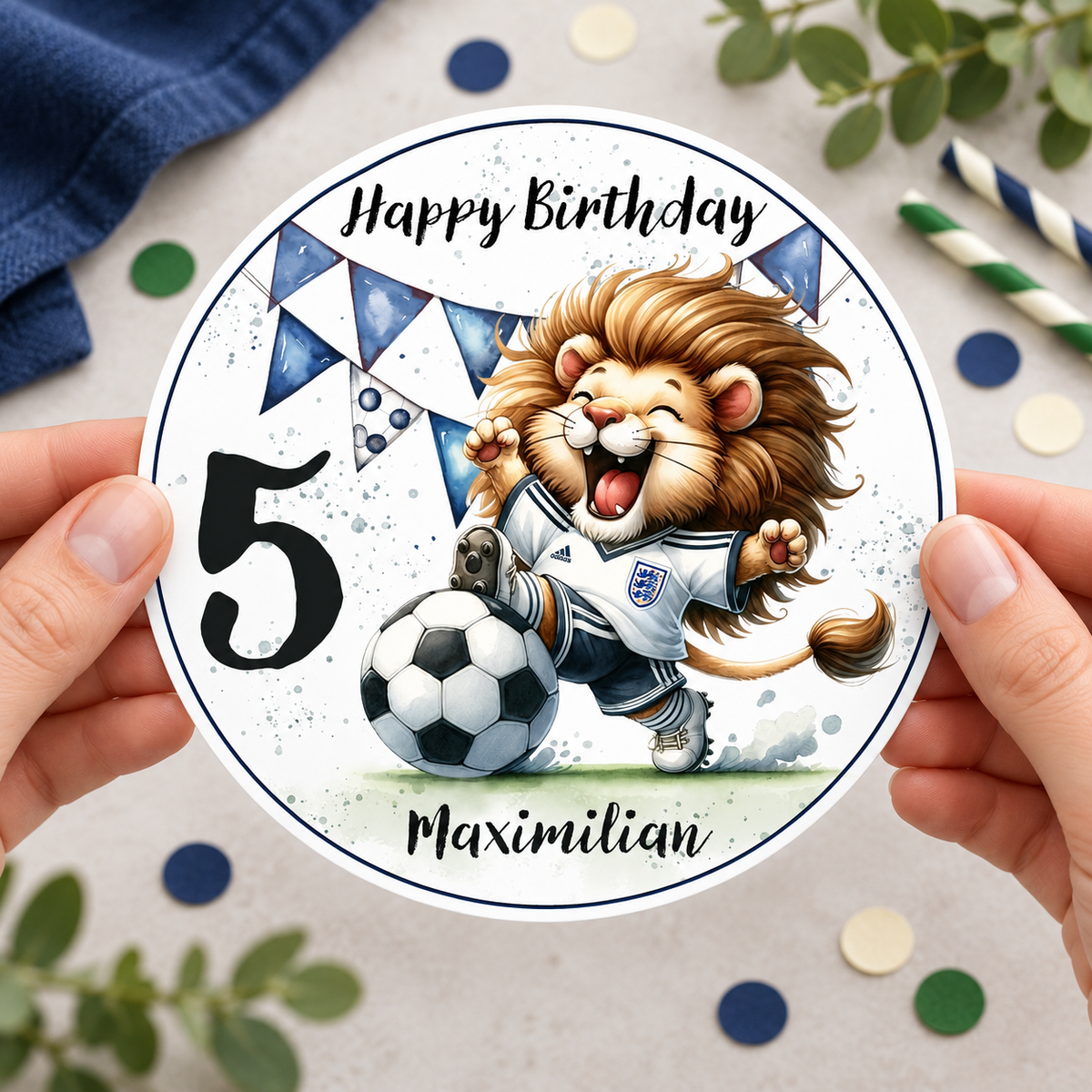MUCKKI-PRO:29218956eb30fedbb2b3880242fde09e1ec3e61a19e95cd7a05d49226f971f9d:Tortenaufleger Geburtstag Fußball 7 Löwe Name & Zahl (20cm) Fondant Papier