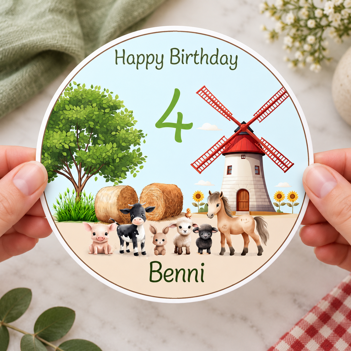MUCKKI-PRO:d4c83f37a70db18f4e27dc3361893fbf30538801e805006bab50e8070c87072e:Tortenaufleger Geburtstag Bauernhof 2 Name & Zahl (20cm) Fondant Papier