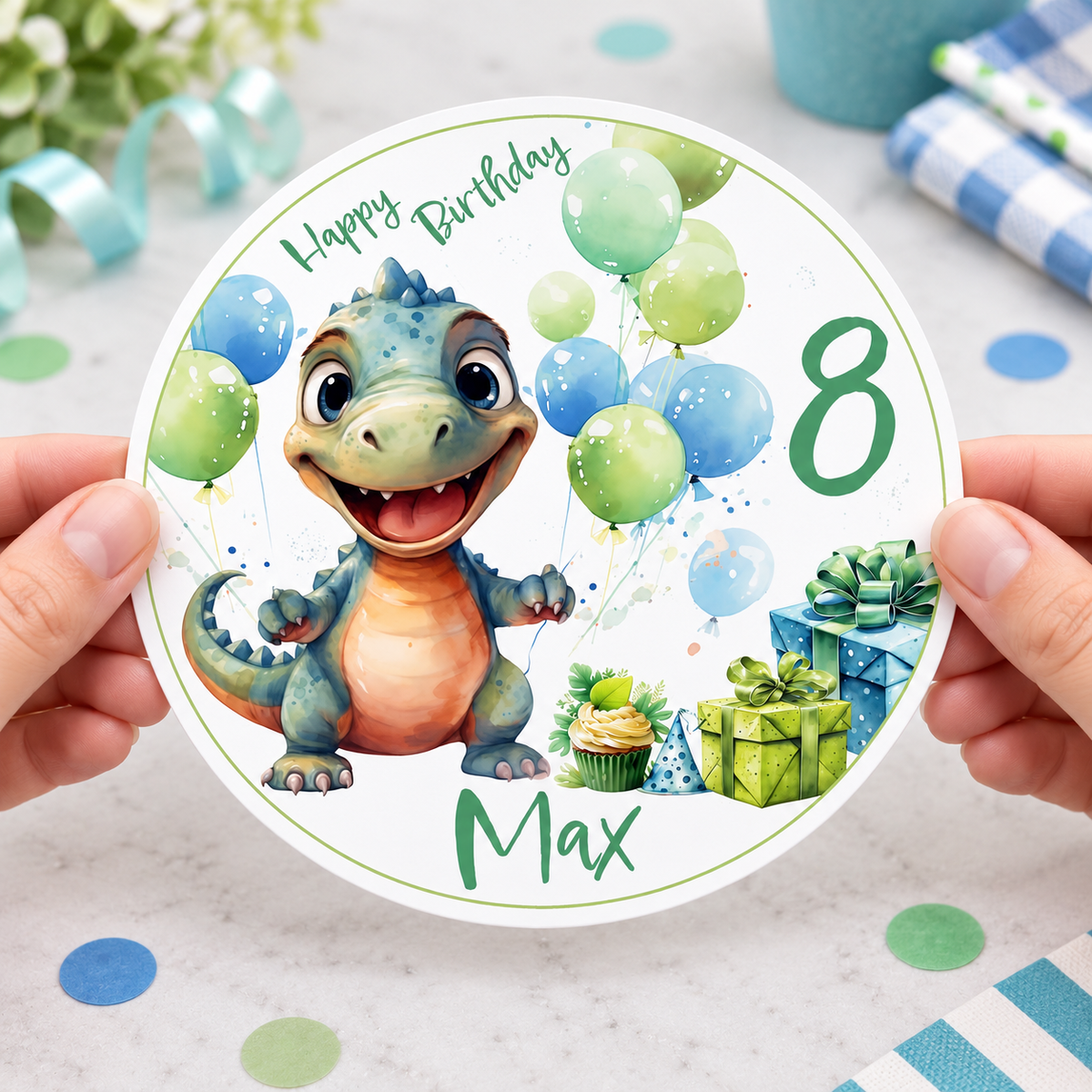 MUCKKI-PRO:41461f6bf75e63edc734a8dc21bb5f1e06687aef4411fa9c7c28f69bda335f3c:Tortenaufleger Geburtstag Dino 5 Name & Zahl (20cm)