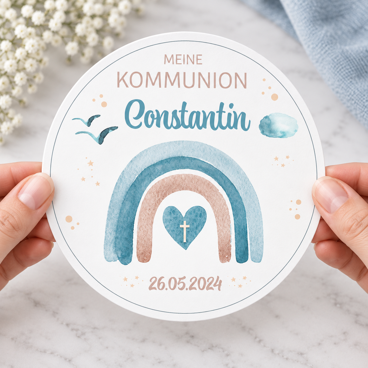 MUCKKI-PRO:f979053b537018084282a7875738b2112eb8abf2b929ae25a0b65be182b3b5e6:Tortenaufleger Kommunion Regenbogen 2 Name & Datum (20cm)