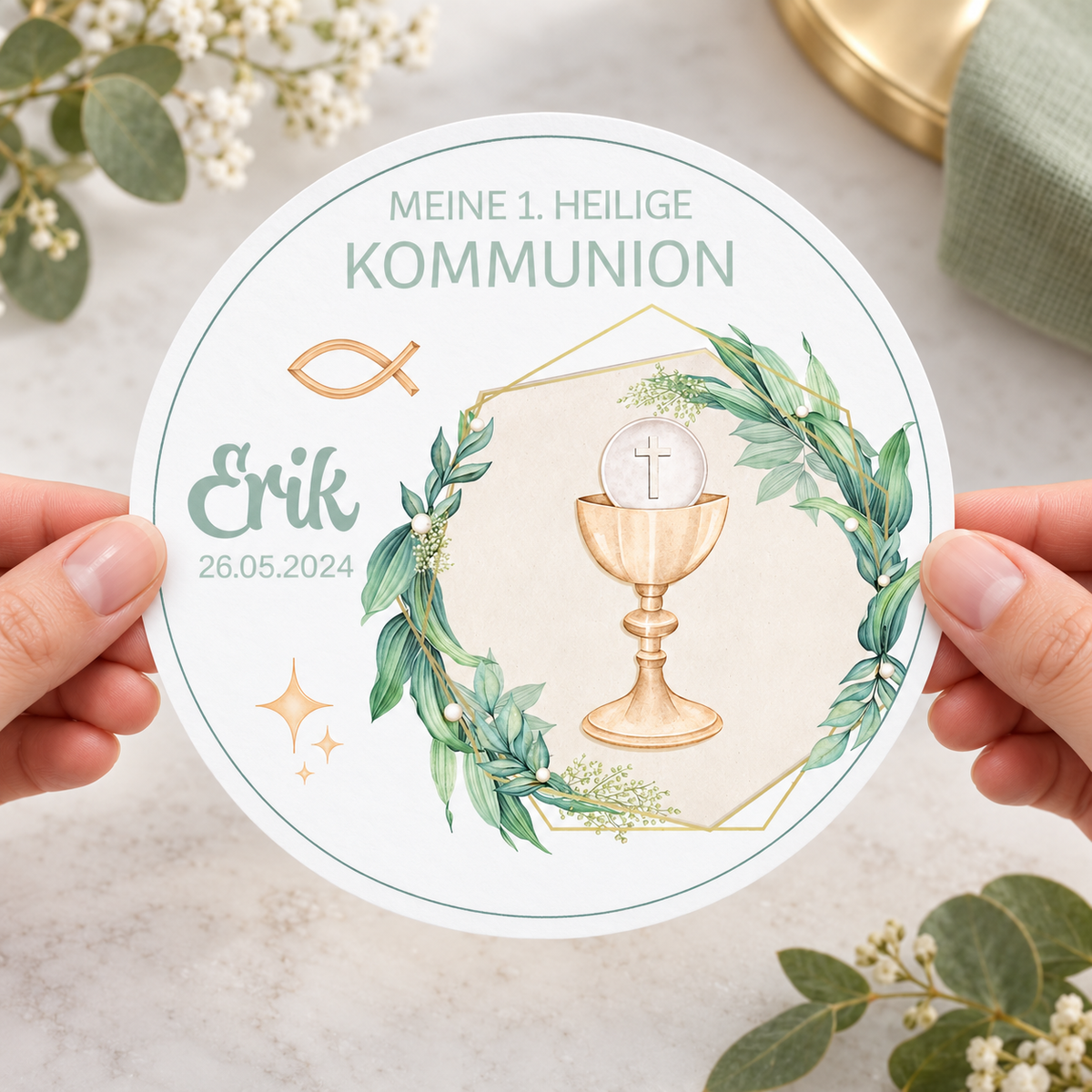 MUCKKI-PRO:dfb77cf517f9c1440594b55544db9179cabd399714a93527075beb8f8492c5a7:Tortenaufleger Kommunion Kelch 1 Name & Datum (20cm)