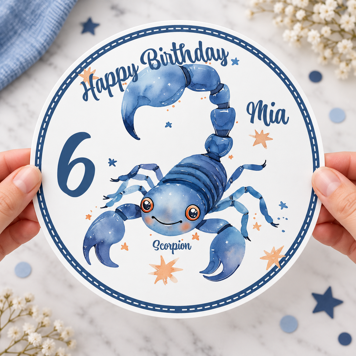 MUCKKI-PRO:2ee564555ff367ad56be52a702d4aaa3e69be5dc3e9fdad15c7a0677179fe912:Tortenaufleger Geburtstag Sternzeichen Skorpion 1 Name & Zahl (20cm) Fondant Papier