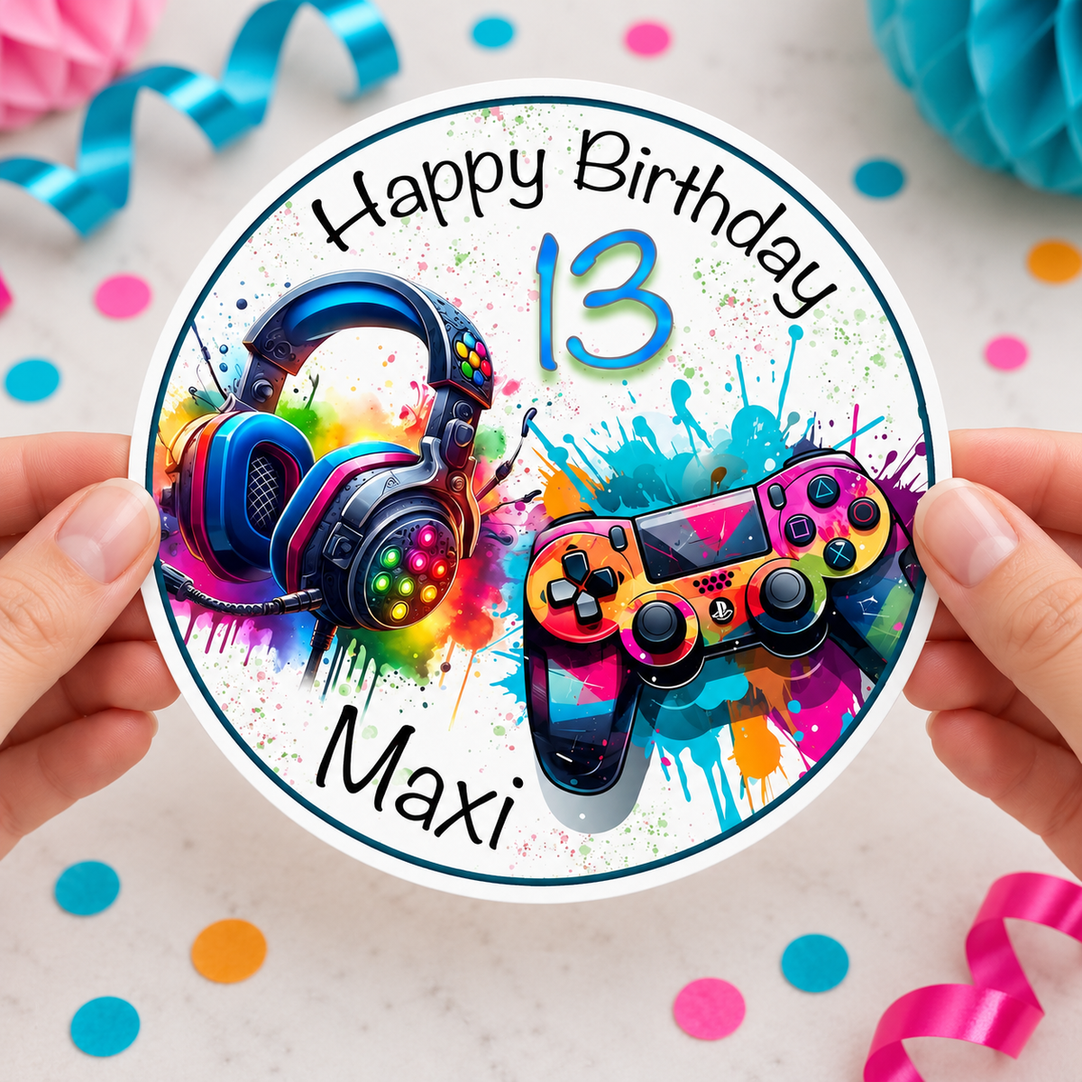 MUCKKI-PRO:1b087b78db5e6ef31b767b64967a7ec85eb19af1c3e6878a1b2f645b81ab8b85:Tortenaufleger Geburtstag Gamer Controller, HeadSet Personalisiert 3 Name & Zahl (20cm) Fondant Papier
