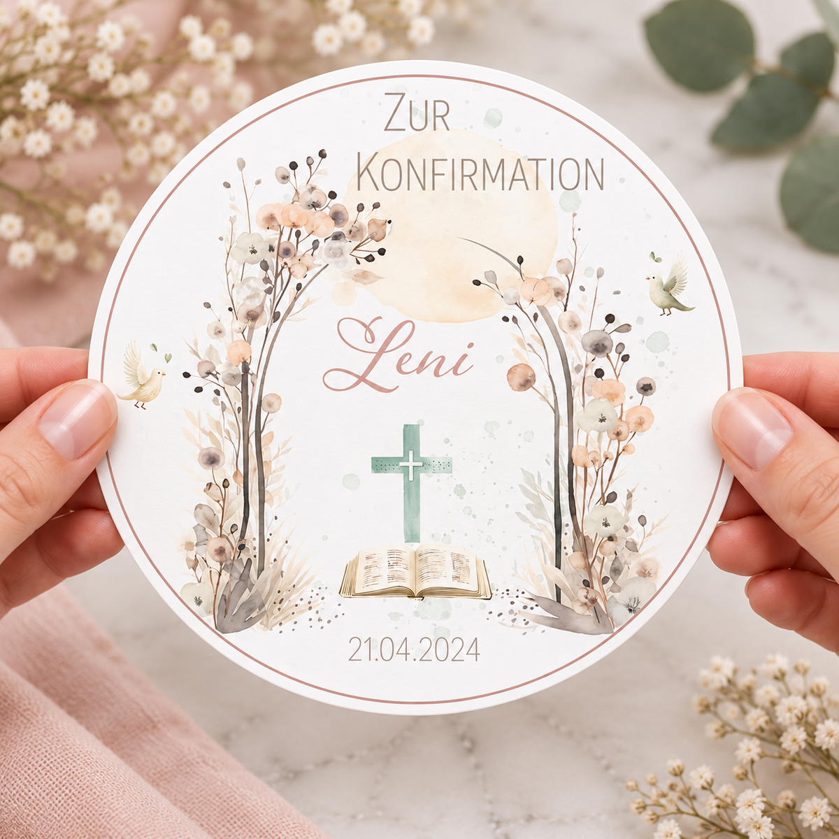 MUCKKI-PRO:1f4275ed2499bbd68839a6361e7dc2e99e137f2c68b49c46b118f130afe1a3cc:Tortenaufleger Konfirmation Blüten 1 Name & Datum (20cm)