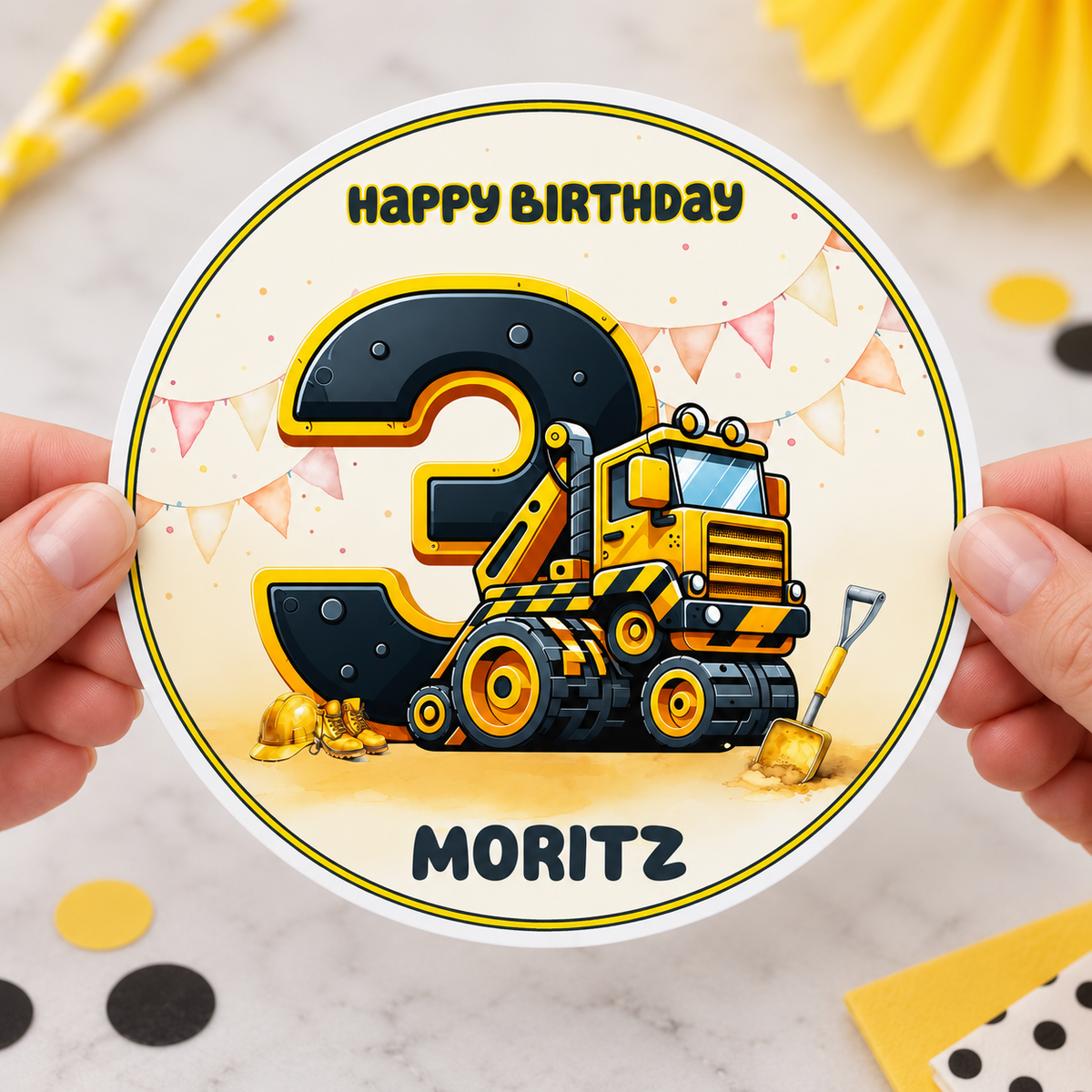 MUCKKI-PRO:2973e3d73abd9ccdf7528ff018d5d901929d9b92b4ab04192a5c70c4aa48090f:Tortenaufleger Geburtstag Baufahrzeug 2 Kipper Baustelle Name & Zahl (20cm) Fondant Papier