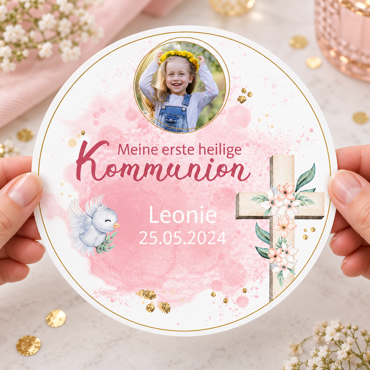 MUCKKI-PRO:c0842840f906a7d7c7f51a816cd936a49c5a707f7b9b7e8d21021be765ec351a:Tortenaufleger Kommunion Kreuz 2 Name & Datum (20cm)