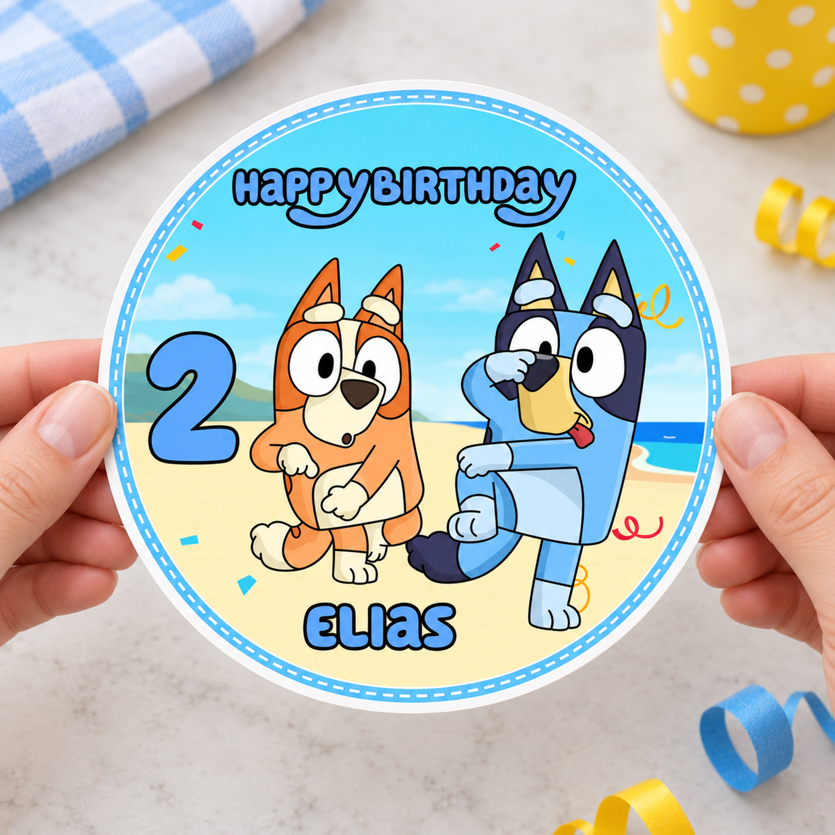 MUCKKI-PRO:846b7d2ce372d4cbda096ede773fd3b2cc776190fa4f69860adf3f4ce0cec3a2:Tortenaufleger Geburtstag Bluey 3 Name & Zahl (20cm) Fondant Papier