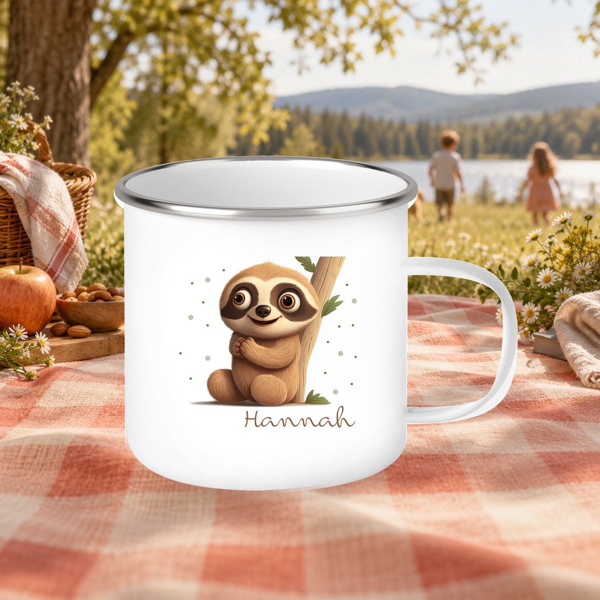 MUCKKI-PRO:36b5850e913701bc0d72517111291184a77c4ceb9f82d9ab954661f34efd145a:Tasse Wunschname Faultier-Baum Emaille Kinderbecher