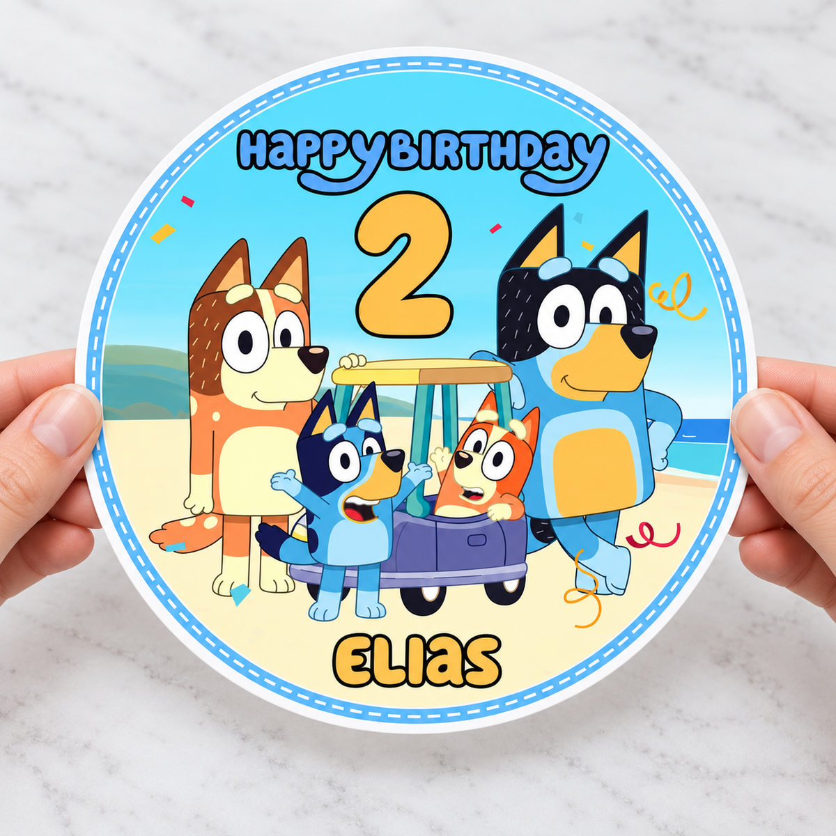 MUCKKI-PRO:eebe841a449c38f5f9472f8153602b98531cc6769bb985af7fe6417ff6c20f52:Tortenaufleger Geburtstag Bluey 2 Name & Zahl (20cm) Fondant Papier