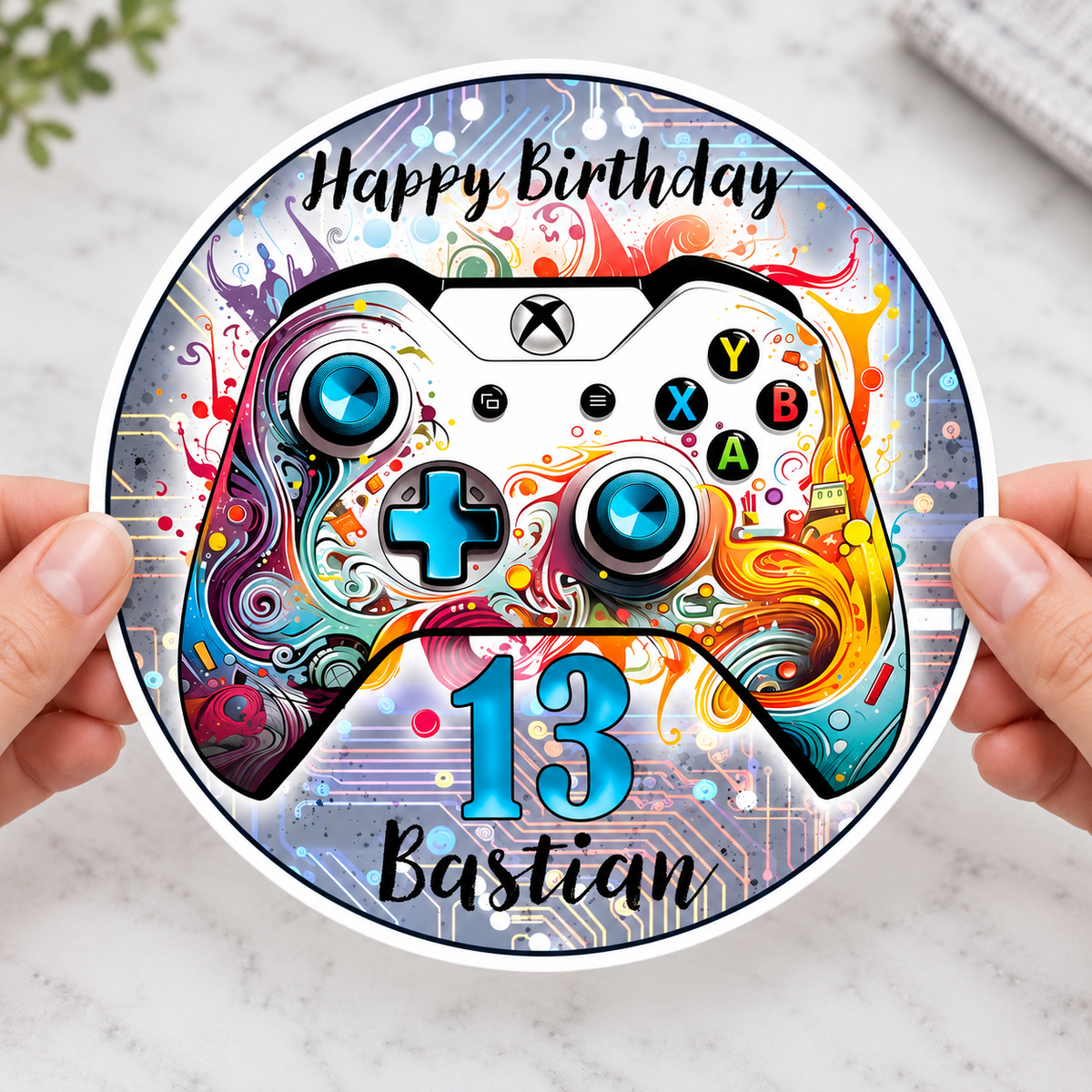 MUCKKI-PRO:7678c1704d741d273c68305d0183eee03b197fec930d46d5c64bbcedee64f379:Tortenaufleger Geburtstag Gamer Controller Personalisiert 2 Name & Zahl (20cm)