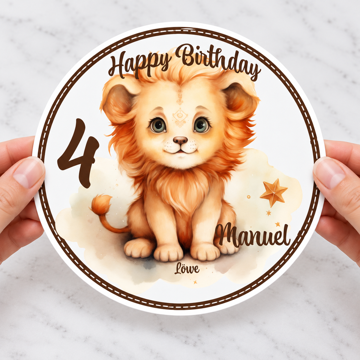 MUCKKI-PRO:058935dc00c8185c832a62966f3dfc2d3b177f9879591a3aca12c6d9740b178a:Tortenaufleger Geburtstag Sternzeichen Löwe 1 Name & Zahl (20cm) Fondant