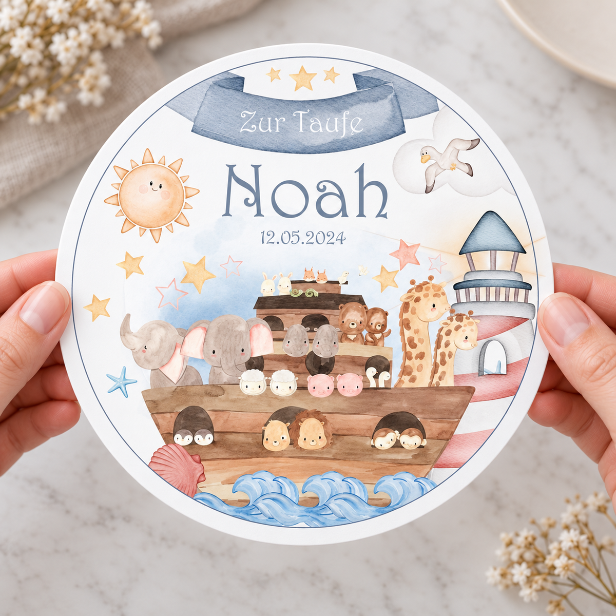 MUCKKI-PRO:91d02b5b8a5b5bdca264f28eff9be02bc56937dba5dba85674602c855d740940:Tortenaufleger Taufe Arche-Noah  1 Name & Datum (20cm)