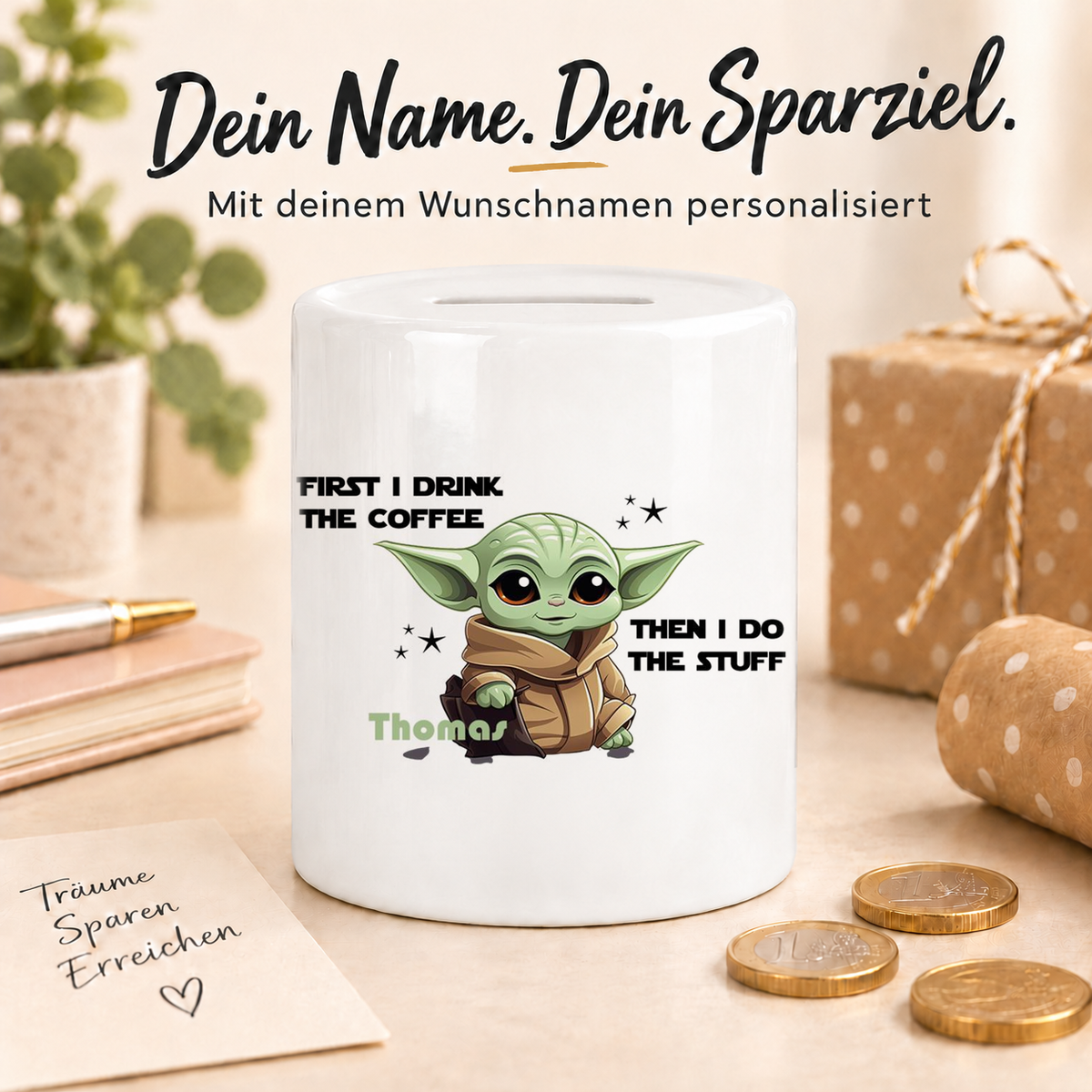 MUCKKI-PRO:18f133f650144c984aa2c5291f02f657fa162c212d72a6beb4a172d1bf777343:Spardose Baby-Yoda 2 Wunschname personalisiert