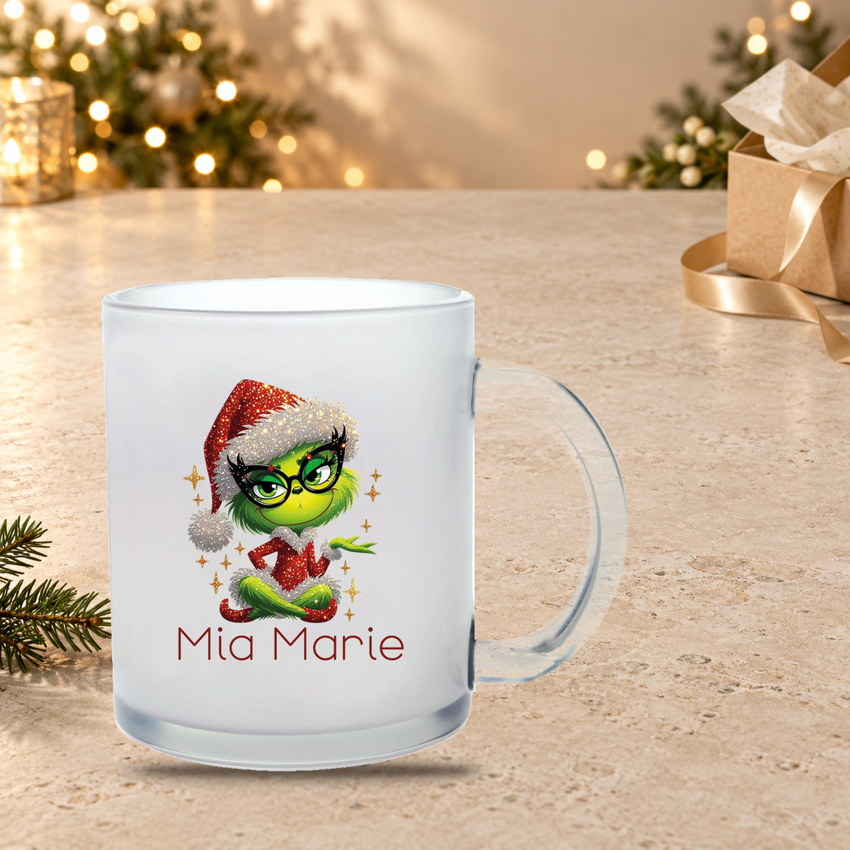 MUCKKI-PRO:1d2c7c964837fb6992f0dd01b356aa9886d32126a004976d2c5c13fcf59a98ab:Milchglastasse Wunschname Weihnachten Lady-Grinch 4 Glas Kinderbecher