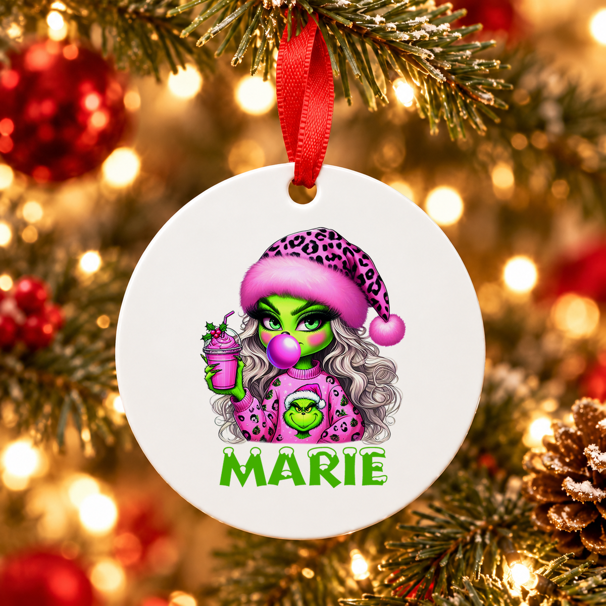 MUCKKI-PRO:c19ceec9064ec250b1301c8bdb37b9b02f3890590da3d12f7d8d9866fd38ca8c:Weihnachtsanhänger personalisiert Lady-Grinch 5 mit Wunschnamen – Rund, Stern, Herz oder Glocke