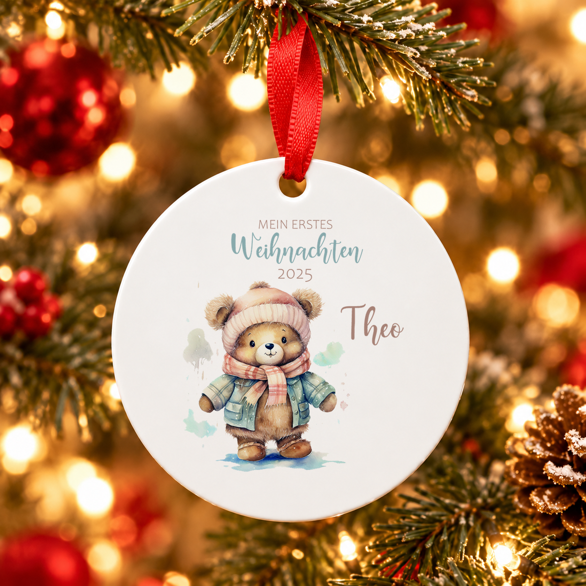 MUCKKI-PRO:e186988e20ad1ad23f3072e04eaa6dcfad8cd68f64352cec6333da77a1407934:Weihnachtsanhänger personalisiert Teddy – mein erstes Weihnachten mit Wunschnamen – Rund, Stern, Herz oder Glocke