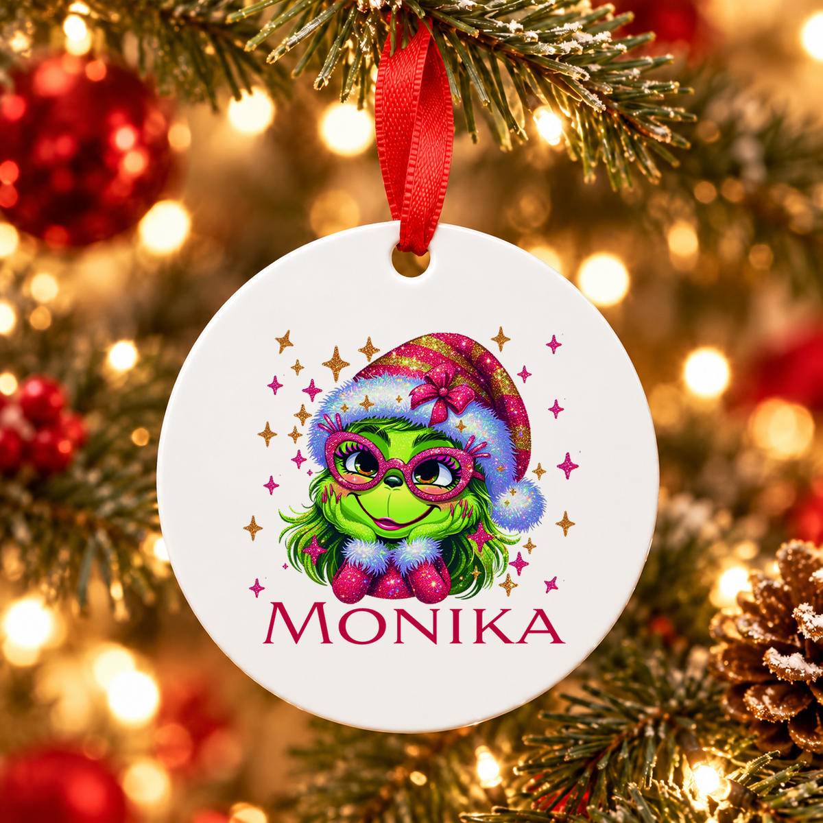 MUCKKI-PRO:08dd2344a2c0dd03e97bf1658f42f0abc3b07796c33e9d9404d566e38548341b:Weihnachtsanhänger personalisiert Lady-Grinch 1 mit Wunschnamen – Rund, Stern, Herz oder Glocke