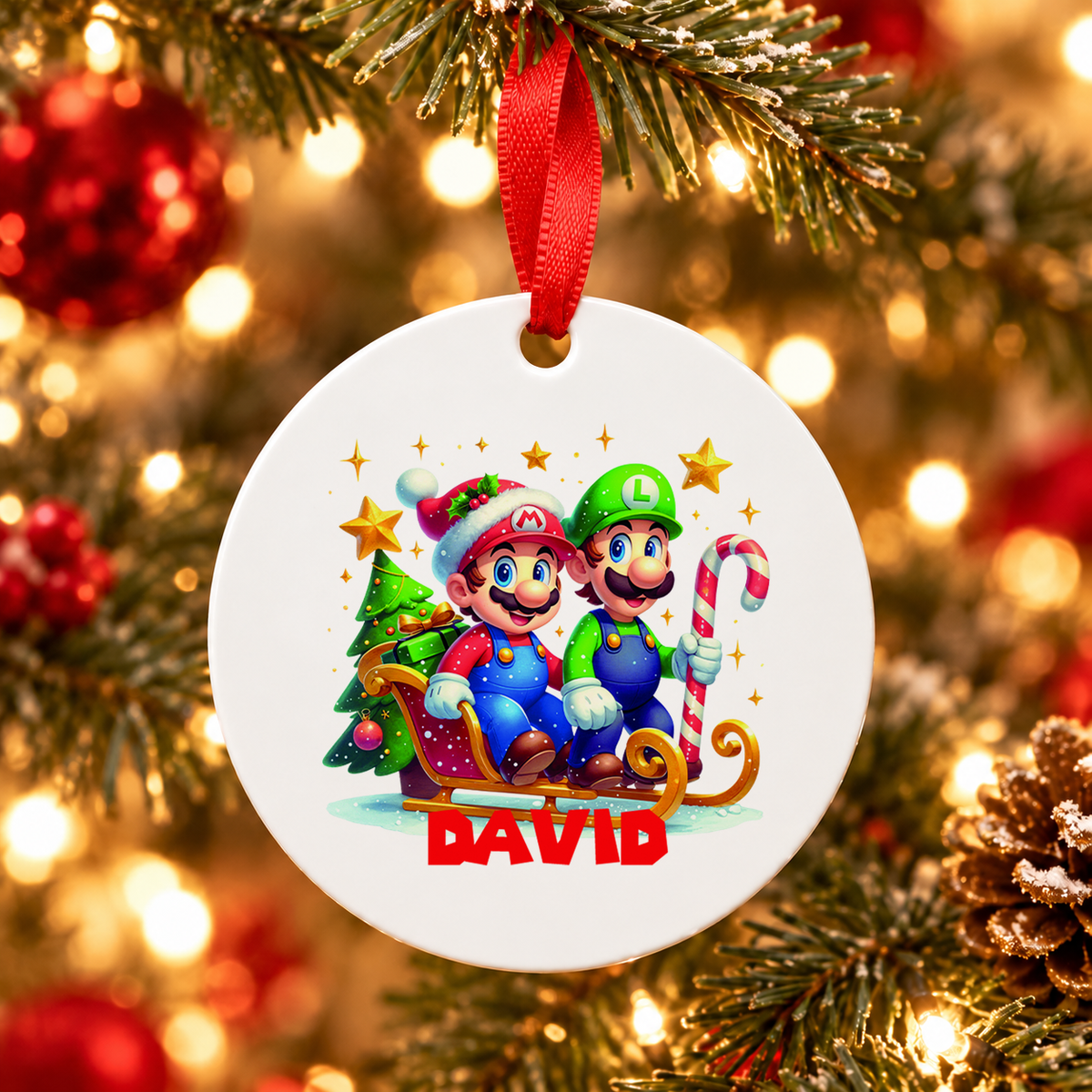 MUCKKI-PRO:275eede8f2a4981ee2af6367ddbf8df408ba8471e85987f31a4a6754c3c7d644:Weihnachtsanhänger personalisiert Super Mario mit Wunschnamen – Rund, Stern, Herz oder Glocke