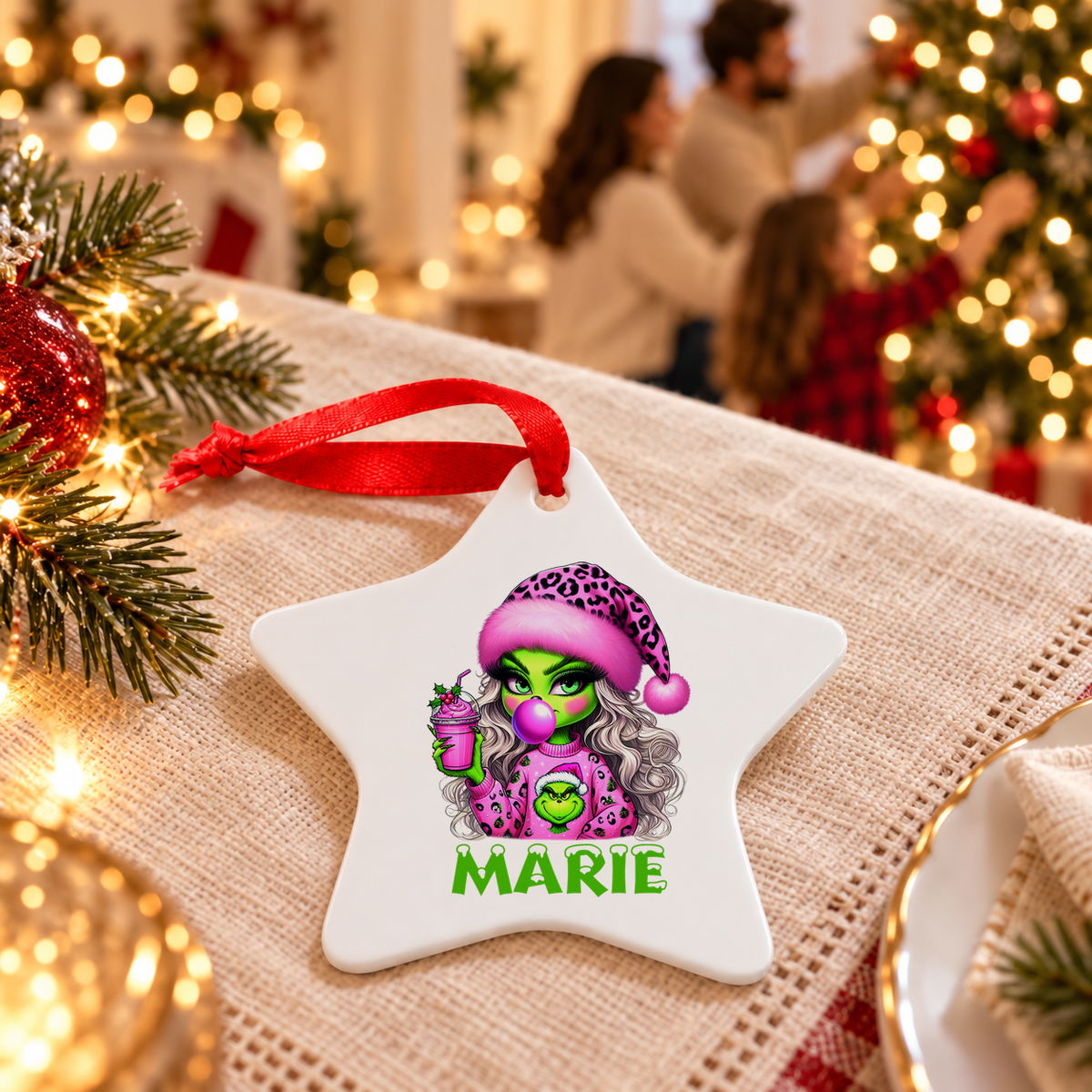 MUCKKI-PRO:fb10970e83b067205aac9cffc61dd349c30e0b39ca72bd6b404db46426960392:Weihnachtsanhänger personalisiert Lady-Grinch 5 mit Wunschnamen – Rund, Stern, Herz oder Glocke
