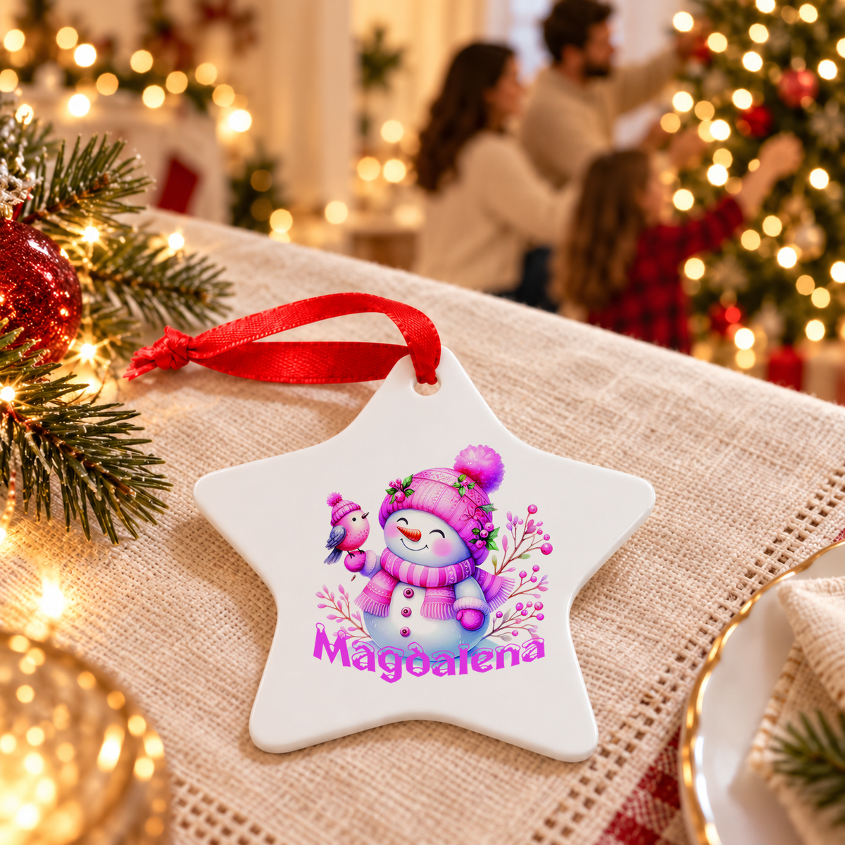MUCKKI-PRO:12686ca9997c001a8dc22d8b1a6d1a582b84aa3e9176f9ddd2550a36d82adf8b:Weihnachtsanhänger personalisiert Schneemann 1 mit Wunschnamen – Rund, Stern, Herz oder Glocke