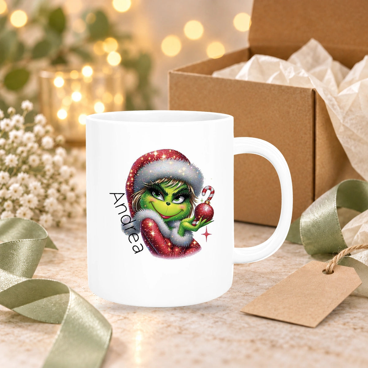 MUCKKI-PRO:c7f62f3f79f8043f23c2149925228327903f85c91ac7e094a71cb17731df0e15:Tasse Wunschname Weihnachten Lady-Grinch 3 Keramik Kinderbecher versch. Farben