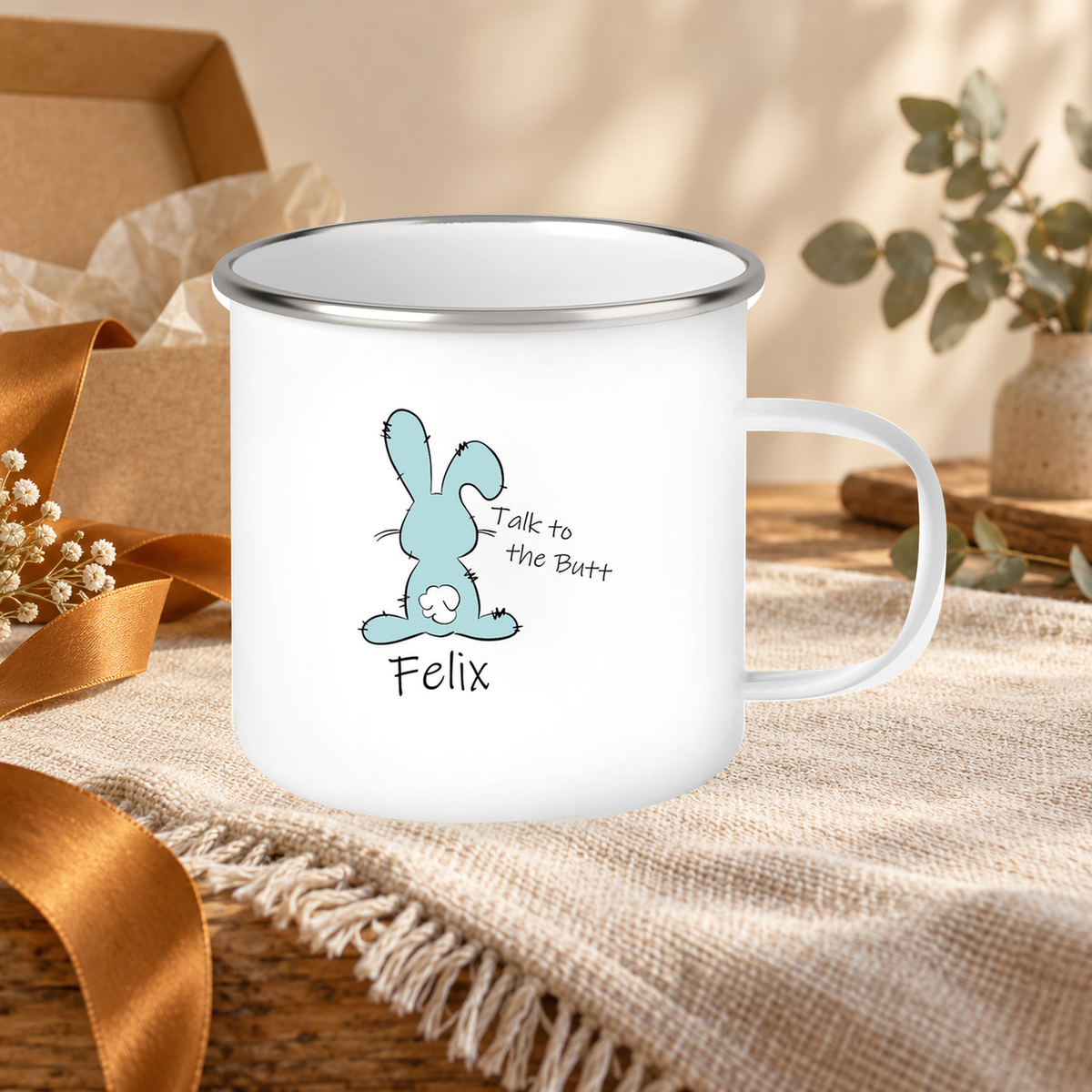 MUCKKI-PRO:ee741f7ec442ccdd5dd573e4ef41a5c37b0e71a92b6f3e873bfd2274cd87ad30:Tasse Ostern - Hase Talk to the Butt 2 Wunschnamen personalisiert Emaillie