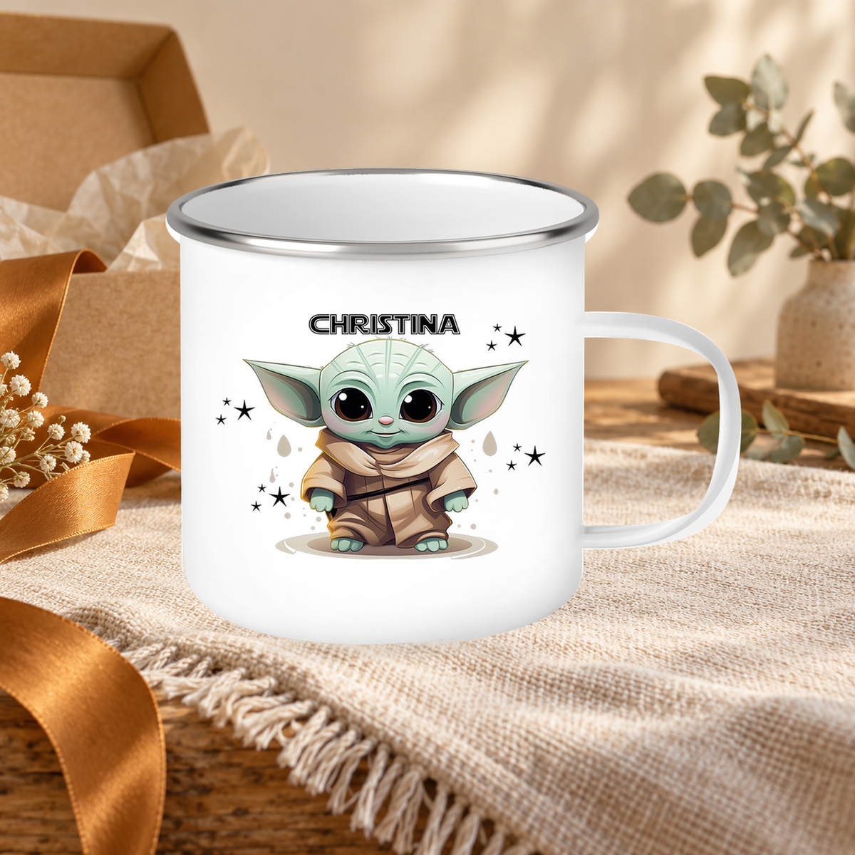 MUCKKI-PRO:9ec6e1a03c0f2f8f40c27ee93fb884d146a21885aa0780e013b36abe3a46f352:Tasse Wunschname Baby-Yoda 3 Emaille Kinderbecher personalisiert