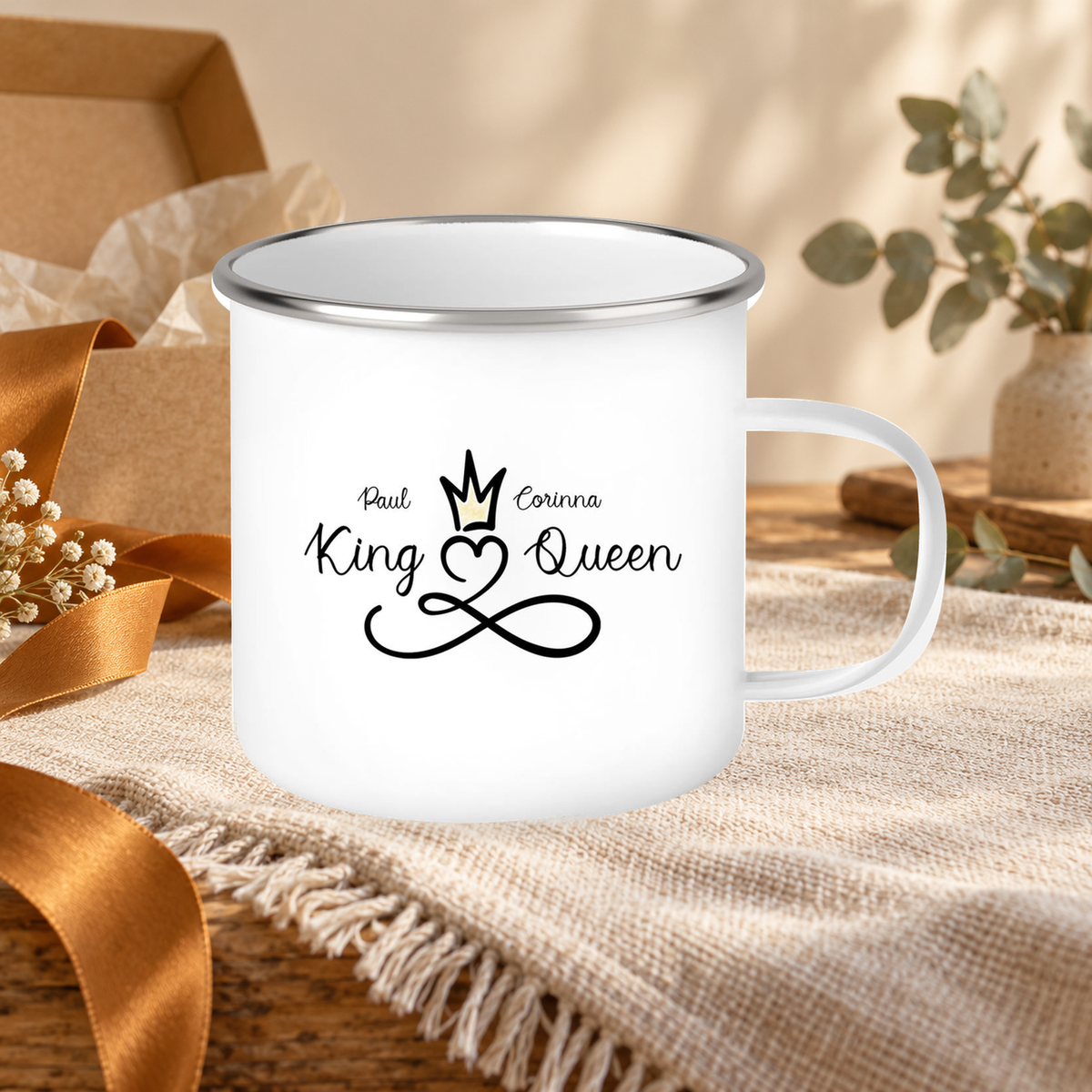 MUCKKI-PRO:5f5ee8eaede6acd78a486ddc0dd0f85df6448c2a1eeca9d9bbc19f7b7e15e14c:Tasse Liebe - Spruch "King & Queen" Valentinstag Wunschnamen Emaille personalisiert