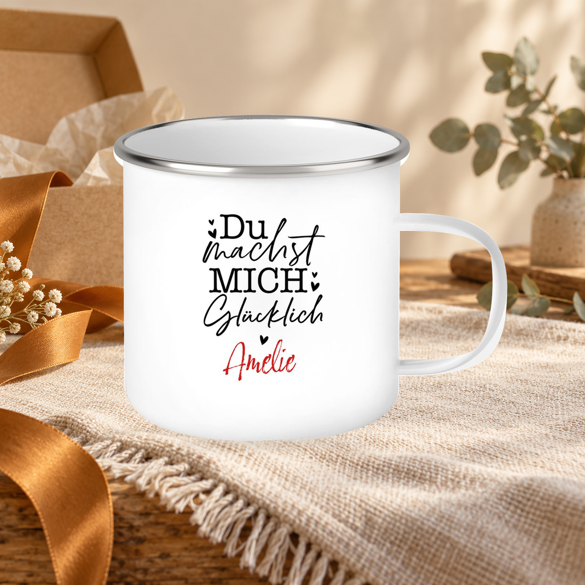 MUCKKI-PRO:e68a123c060ff70fe118008247bbf981a1dd0d86553825d0d00774882ece9615:Tasse Liebe - Spruch "Du machst mich glücklich" Valentinstag Wunschnamen Emaille personalisiert