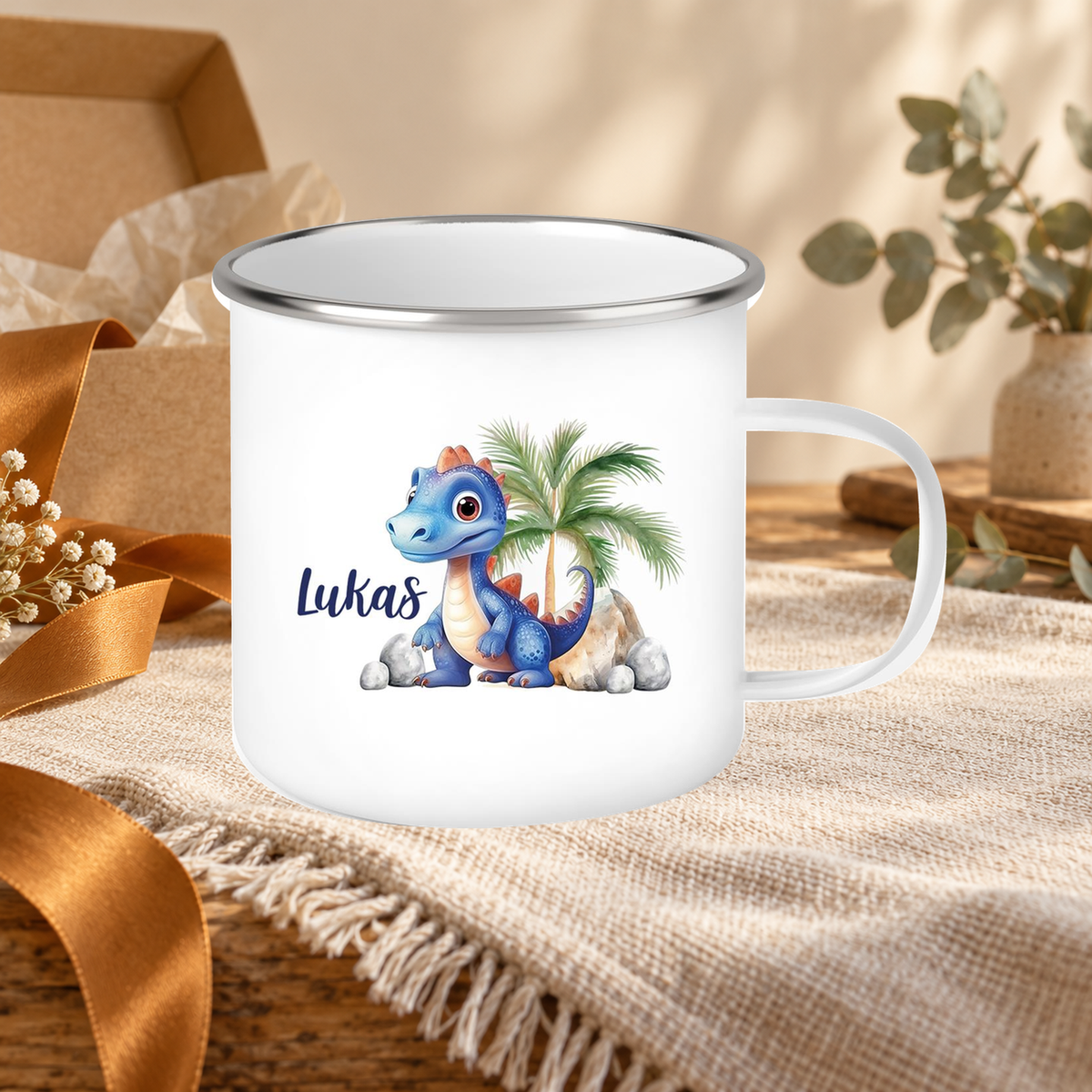 MUCKKI-PRO:3997e47ecb29b731160c4da7eaad04cb5c46a67ddd3ff96178129ae064523c40:Tasse Wunschname Dino 8 Emaille Kinderbecher