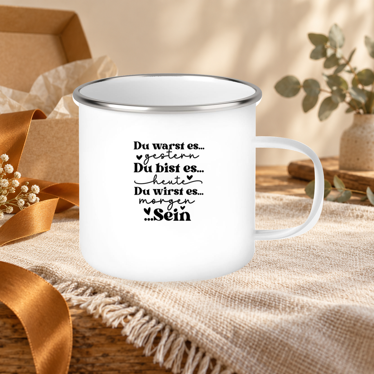MUCKKI-PRO:b20fbe2f51dc408abe1a4e53feb05ac0d8ad218276a4155ff37849281e086340:Tasse Spruch "Du bist es" Valentinstag 12 Wunschnamen Emaille personalisiert