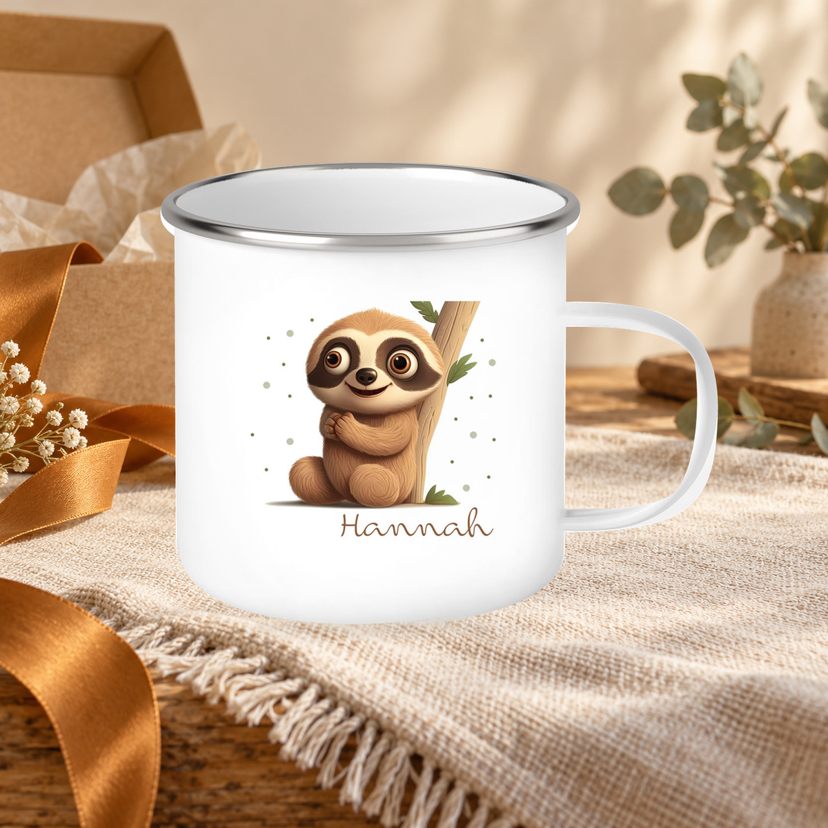 MUCKKI-PRO:675fe3876c307b09e4cfe31f6ad9793beed9d94ccb6b2a766118da8a69522b6e:Tasse Wunschname Faultier-Baum Emaille Kinderbecher