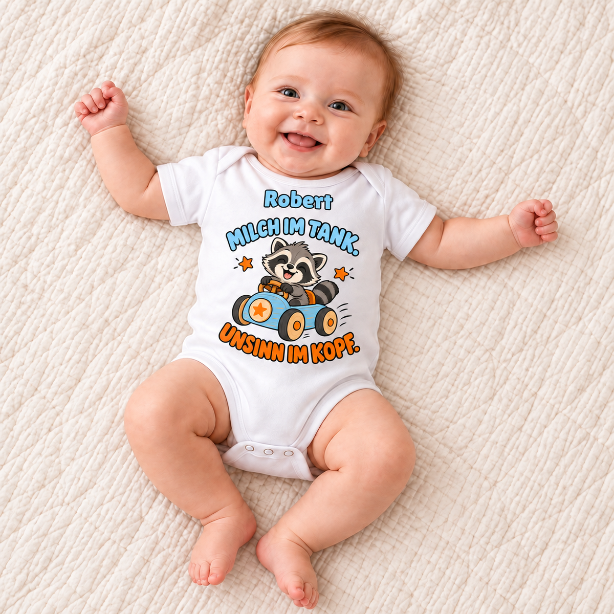 MUCKKI-PRO:9cfa817510af54e2aafe66bee96cdb58bc773f8198c0971b83948a21138911c6:Personalisierter Babybody „Milch im Tank“ mit deinem Wunschnamen