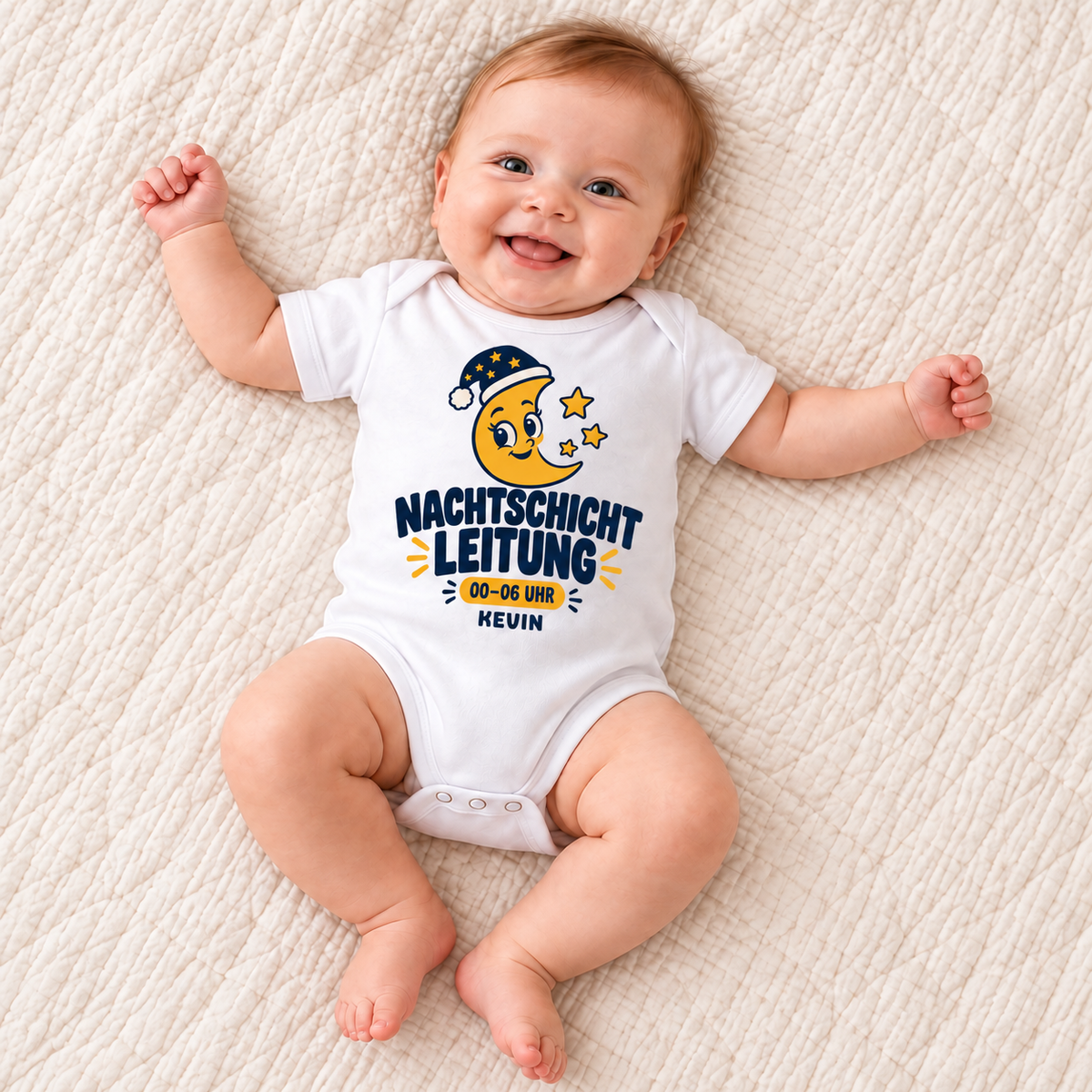 Personalisierter Babybody „Nachtschicht“ mit deinem Wunschnamen – 03/06M (60/67)