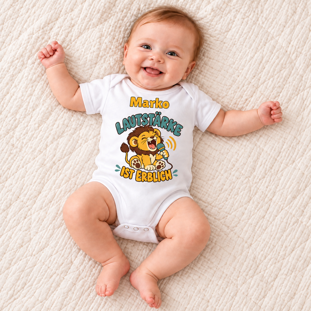 MUCKKI-PRO:09b05b3c1c05a8ae266373037cfc6e1002510cdf944e437053fdd58d48c8f3b1:Personalisierter Babybody „LAUTSTÄRKE IST ERHEBLICH“ mit deinem Wunschnamen