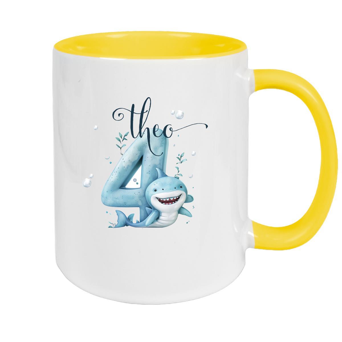 MUCKKI-PRO:afdb1dcf61c32286fd4acdfb1bd3b46708e6dff238dc8dcd96ef2a1a2ff70a4e:Tasse Geburtstag Hai Zahl 1 Wunschname Keramik Kinderbecher Personalisiert – Gelb