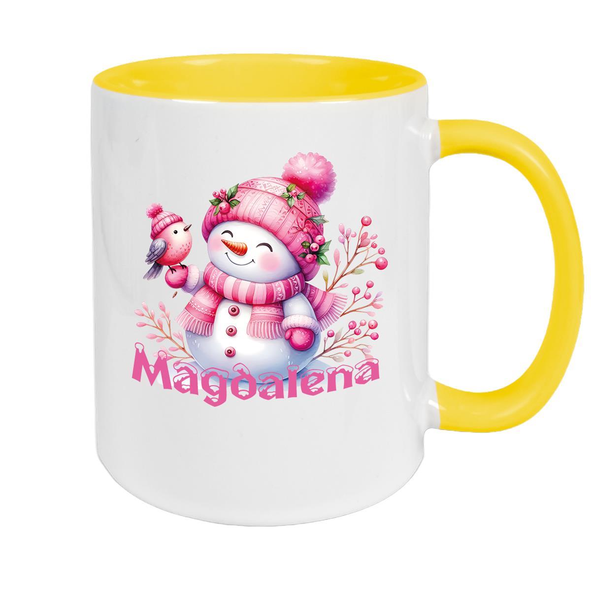 MUCKKI-PRO:6b167ac548987e7e0cc26ac6fd66512efd9553e76cda565cec9a6c62eb3d8f8f:Tasse Wunschname Weihnachten Schneemann 1 Keramik Kinderbecher – Gelb