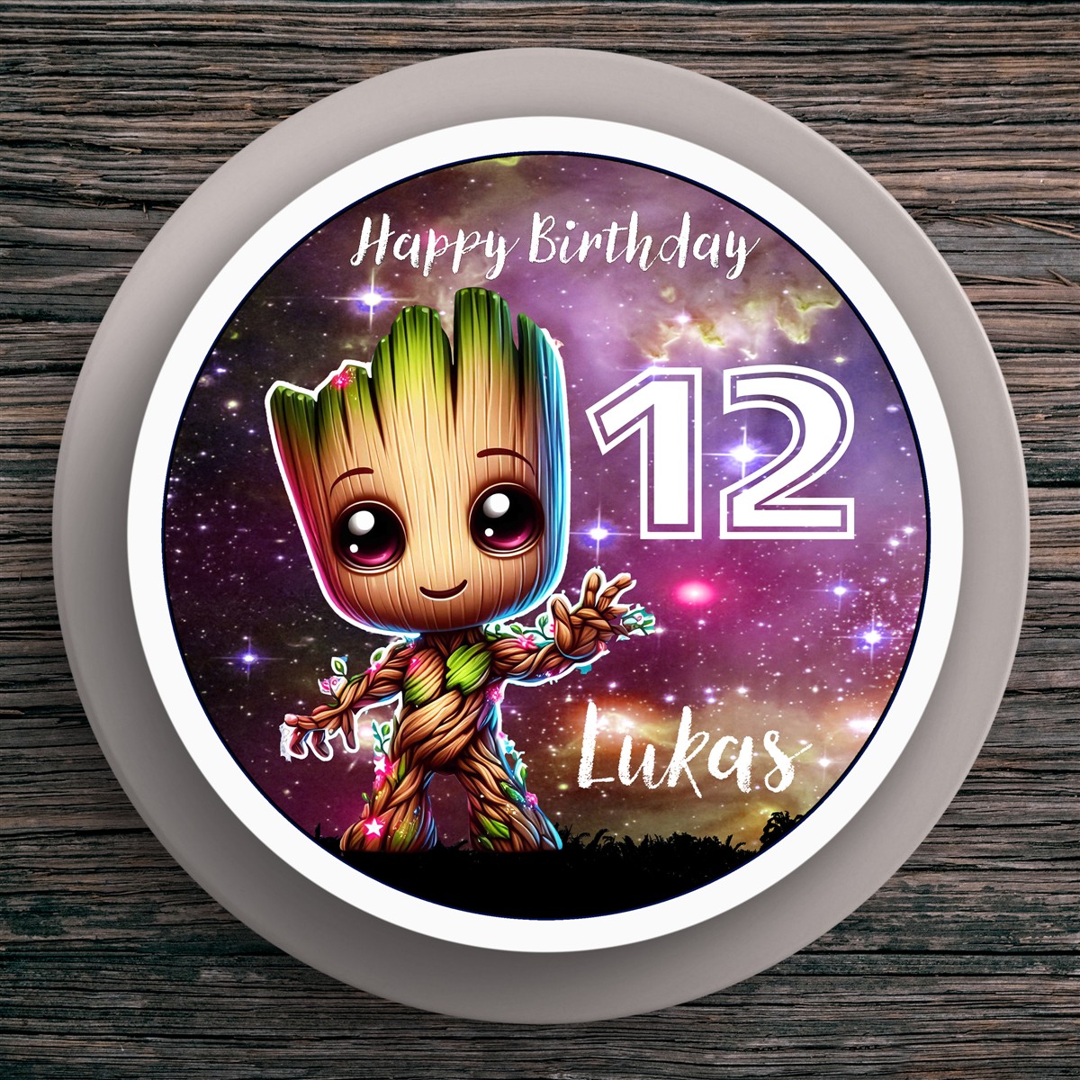 Tortenaufleger Geburtstag Baby-Groot #1 Name & Zahl (20cm) Tortenaufleger Geburtstag Baby-Groot #1 Name & Zahl (20cm)